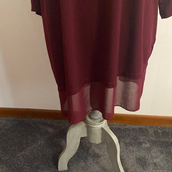 Susan Graver Everyday Burgundy asymmetrical Tunic with sheer bottom, size 1X - Picture 3 of 4